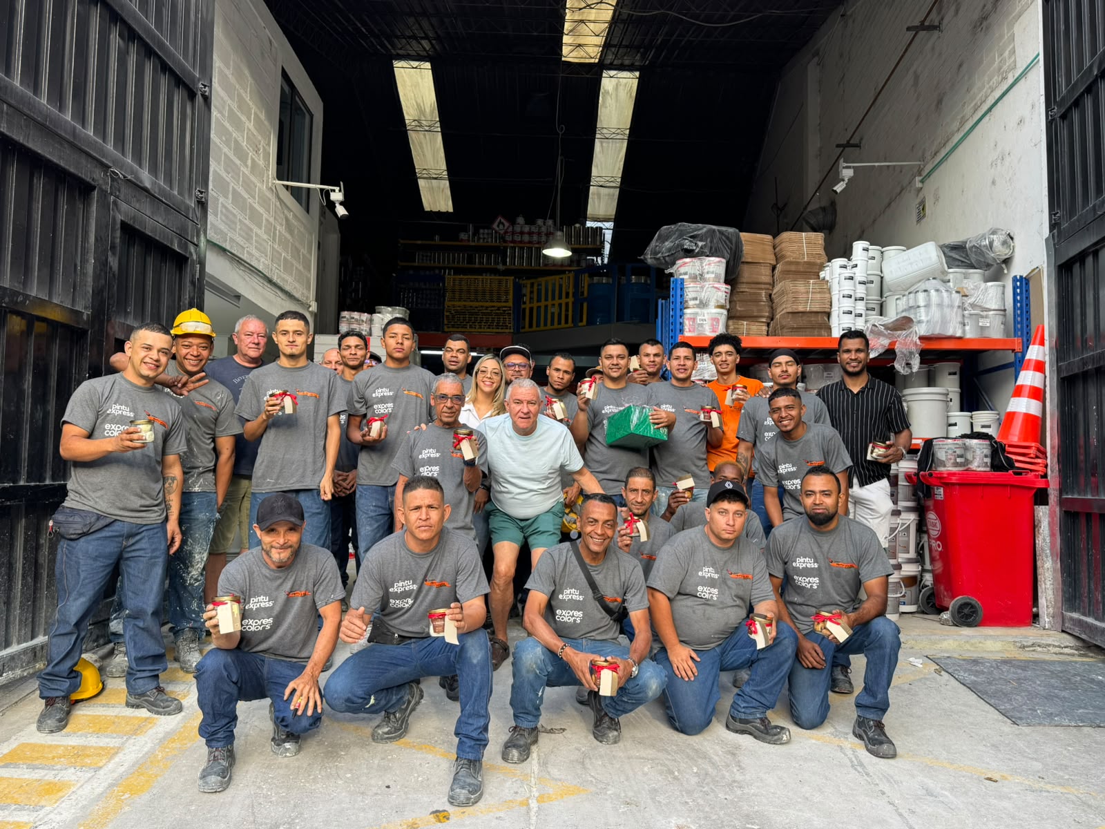 Equipo de Pintu House celebrando el Día del Amor y la Amistad